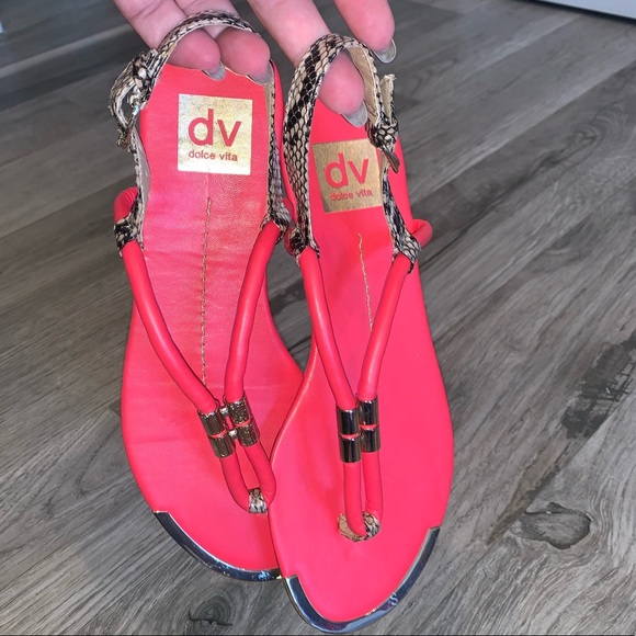 Dolce Vita Flat Sandals - Picture 6 of 7